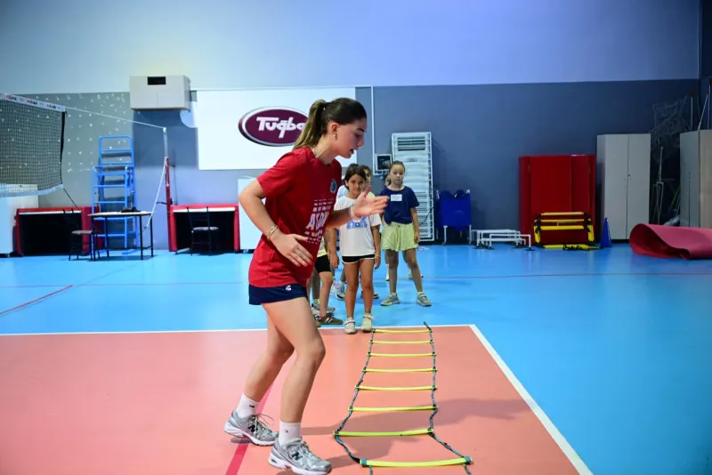 BAŞKAN ÇERÇİOĞLU’NUN ÇALIŞMALARIYLA MİNİK SPORCULAR YAZ TATİLİNDE VOLEYBOLLA BULUŞUYOR